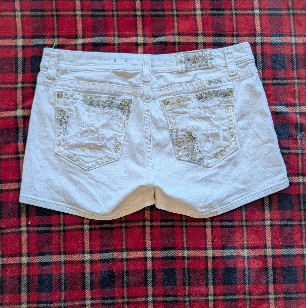Miss Me White Mid-Rise Easy Shorts - Picture 2 of 4